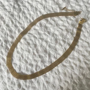 Guldigt halsband - Ett guldigt halsband som är brasilianskt guld alltså rostfritt stål som ser nästan ut som x-länk. Super fin och är i jätte bra skick då man kan själv justera den och är elegant och passar till nästan allt 