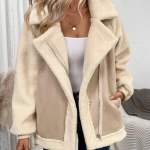 Beige teddyjacka med dragkedja - Mysig beige teddyjacka med dragkedja och stora slag. Jackan har en avslappnad passform och är perfekt för kyligare dagar. Den har långa ärmar och en kombination av teddy- och mockaliknande material för en trendig look. Storlek XL. Nypris 489, mitt pris 250