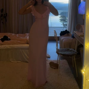 Rosa långklänning med volangdetaljer - Rosa balklänning, säljer den då jag hittat en annan🩷🩷