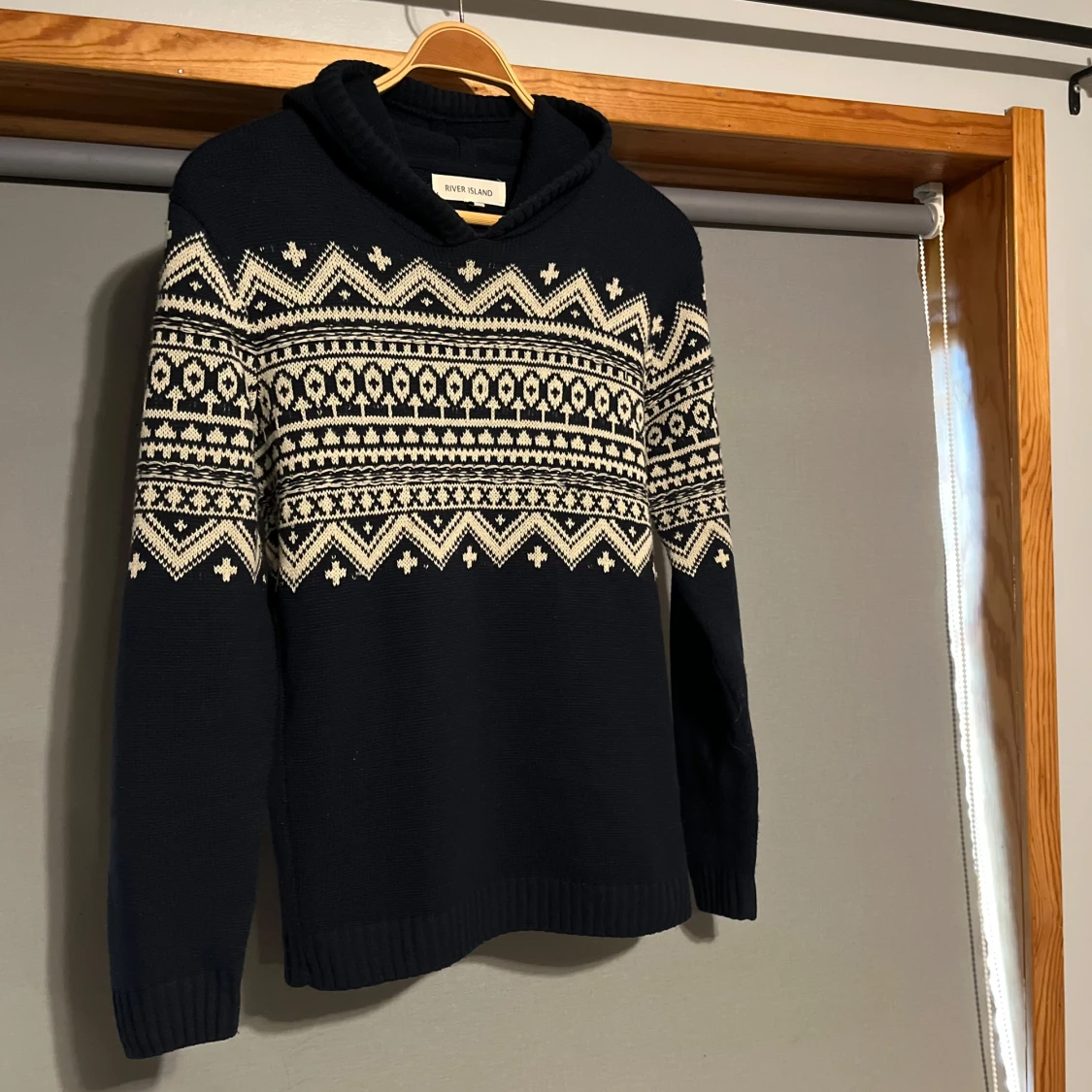 Mönstrad mörkblå stickad hoodie