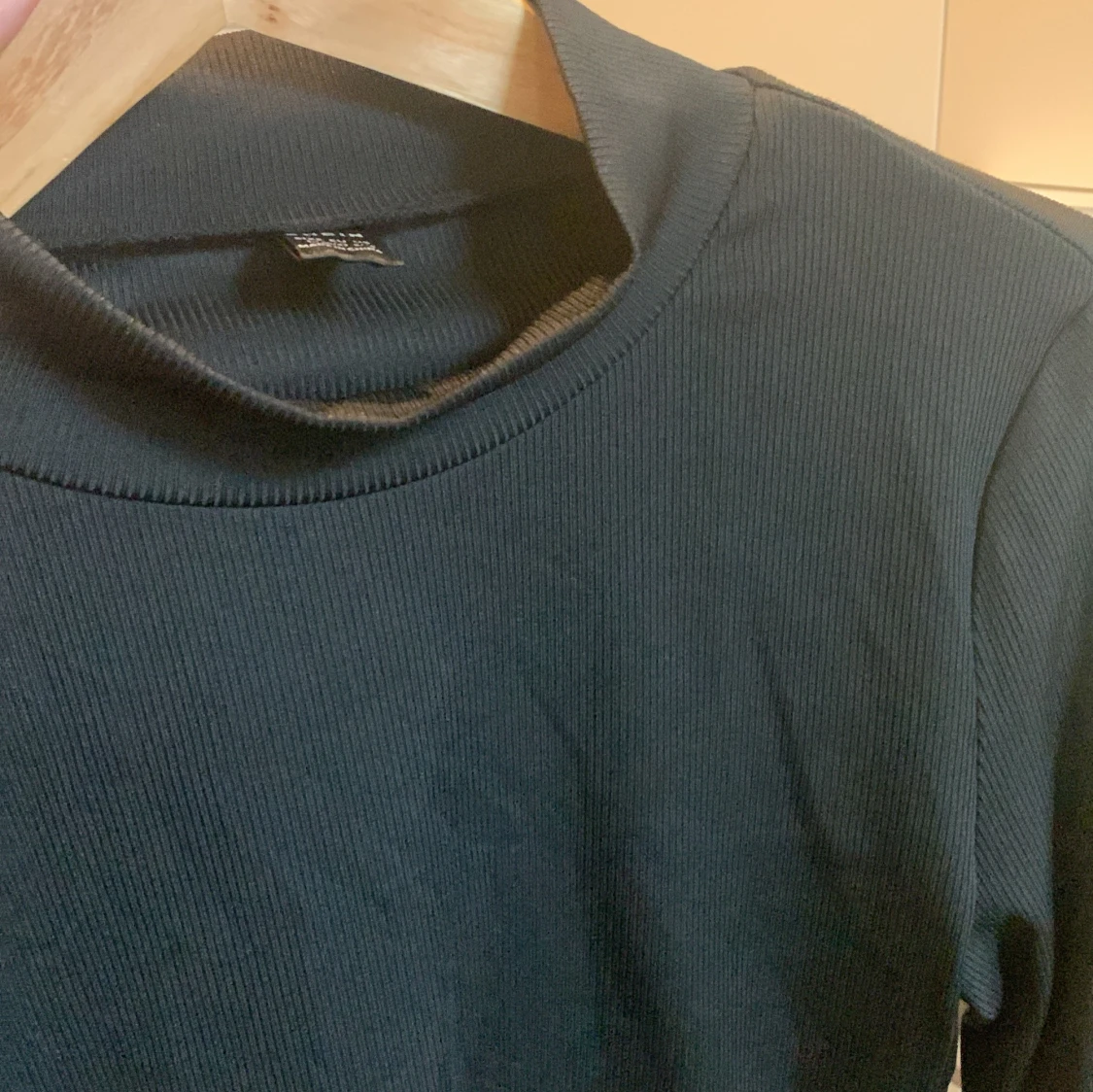 Svart ribbad croppad topp från Shein - 2