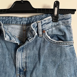 Vintage jeans - Klassiska mom jeans med vida ben och midwaist, figurnära uppe till! Byxorna är thriftade men kommer originellt från Monki sen många år tillbaka. De är i storlek S men bra att veta att de sitter ganska tajt runt rumpan! Har använts en del, men har inga märken eller fläckar. Alla använda plagg tvättas noga innan leverans! Det är bara att skriva om du har några frågor! <3 