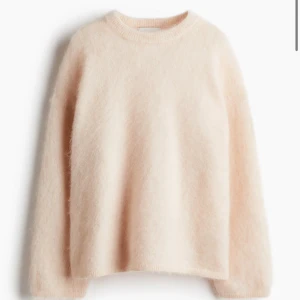 Ljusrosa mohair tröja - Säljer denna helt nya mohair tröjan från hm som är helt SLUTSÅLD! aldirg använd. Köpte för 700kr