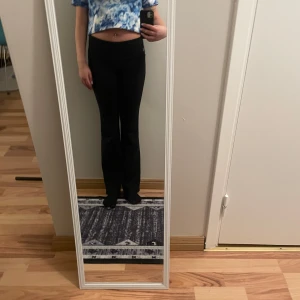 Blå och vit  croppad topp - Säljer en snygg blå och vit croppad topp med tie dye mönster. Toppen har korta ärmar och en rund halsringning. Perfekt för en somrig look!