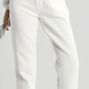 basic sweatpants - Sköna vita basic sweatpants ifrån Gina tricot som inte säljs idag. Orginalpris pris 299kr. S men passar som Xs