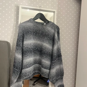 Gråmelerad stickad tröja - Säljer denna mysiga stickade tröja från h&m. Perfekt för kyligare dagar!❣️