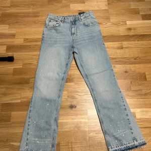 Zara Flared jeans  - Ljusblå flared jeans från Zara. Köpte för 550, använt 1 gång