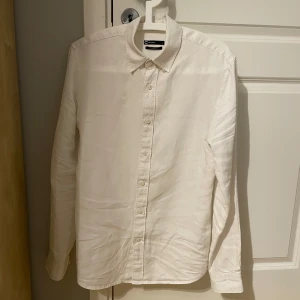 Skjorta - Nästan helt ny skjorta från Cubus. Använd endast ett fåtal gången men den är som ny. Säljer den eftersom den är för liten.