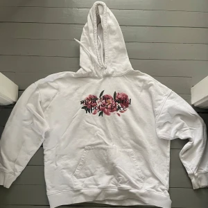 Vit hoodie med tryck - Säljer en vit hoodie från H&M med texten 'make the world a better place' och ett blommigt tryck i rosa och grönt i stl XL. perfekt för dig som vill ha en lite oversized passform 😊använd fåtal gånger, den är så gott som ny