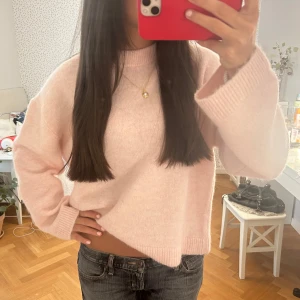 Gina stickad tröja  - Kom privat om ni undrar något💗😊 tog inga fler bilder eftersom färgen såg annorlunda ut i kameran på de andra bilderna 