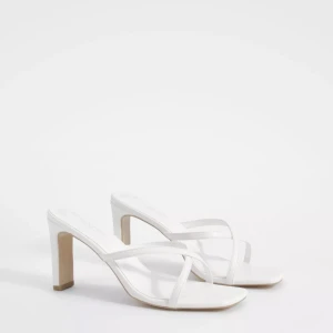 Vita skor med klack - Såå fina vita skor med klack och smala remmar i korsdesign! Aldrig använda! Perfekta för en stilren look!! 🫶🏼 (nypris 508kr)