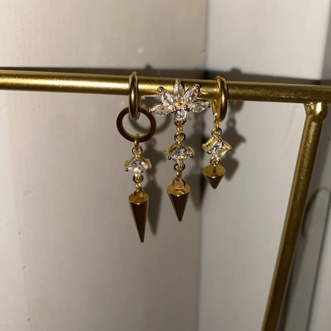 Guldörhängen med kristaller och spetsdetaljer - 1