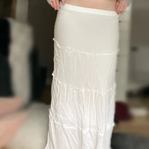 VIT MAXI KJOL - Sommarstapel! Trendig, snygg och allmänt perfekt. Lite skrynklig i bilden men de löser sig när man tvättar!