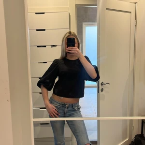 Super snygg volang tröja med rosetter man kan knyta i ryggen💗 - Jag har nu knutit rosetterna sjölv därför de inte ser så speciellt bra ut😅🙈💗💗💗 Men jätte fin tröja som man kan klä upp och ner💗