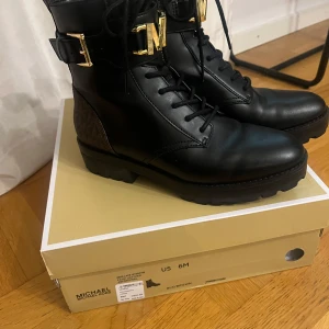 Michael kors läder skor - Jätte vackra Michael kors skor provade en gång låda följer med