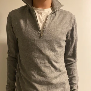 Grå Half zip med dragkedja - Jag säljer en fräsch Selected Homme half zip i nyskick. Säljer tröjan då den tyvärr är för stor på mig. Nypriset för den är cirka 400 kr. Men sänkte de med 100 kr, priset kan diskuteras. Kontakta mig om du är intresserad!