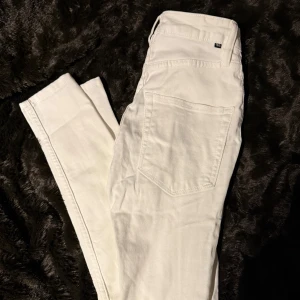 Vita jeansbyxor från Lager 157 - Snygga vita jeansbyxor från Lager 157 med klassisk femficksdesign och knappgylf. Perfekta för en stilren look. Passar till många olika outfits och tillfällen.