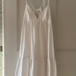 Vit sommarklänning med knytband - Jättefin klänning från bikbok! Passar perfekt för student, skolavslutning, konfirmation eller vardagligen! Jättefin och bra skick! Har dock små smink fläckar men går ju bort i tvätten! Inget man tänker på💕 storlek S, kom med frågor och pris kan diskuteras! 💕