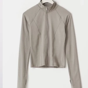 Beige grå zip jacka - Snygg beige zip jacka från Gina dragkedja framtill. Super superfin aldrig använt 🎀säljer vidare då den inte passar🫰🏻