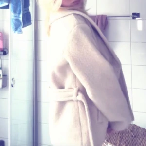 Beige kappa från Vero Moda - Säljer en stilren beige kappa med bälte och bred krage. Jackan har en avslappnad passform och är perfekt för kyligare dagar. Den är långärmad och är otroligt mjuk!🔥🥰