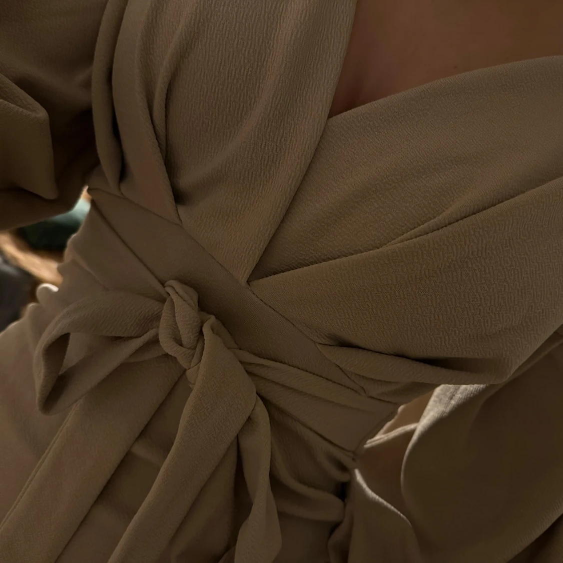 Beige omlottklänning med knytband - 1