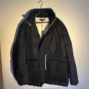 Mörkblå vinterjacka från J.Lindeberg - Säljer en mörkblå vinterjacka från J.Lindeberg. Perfekt för kallare väder, är helt oanvänd och lappen finns kvar. Pris kan diskuteras!