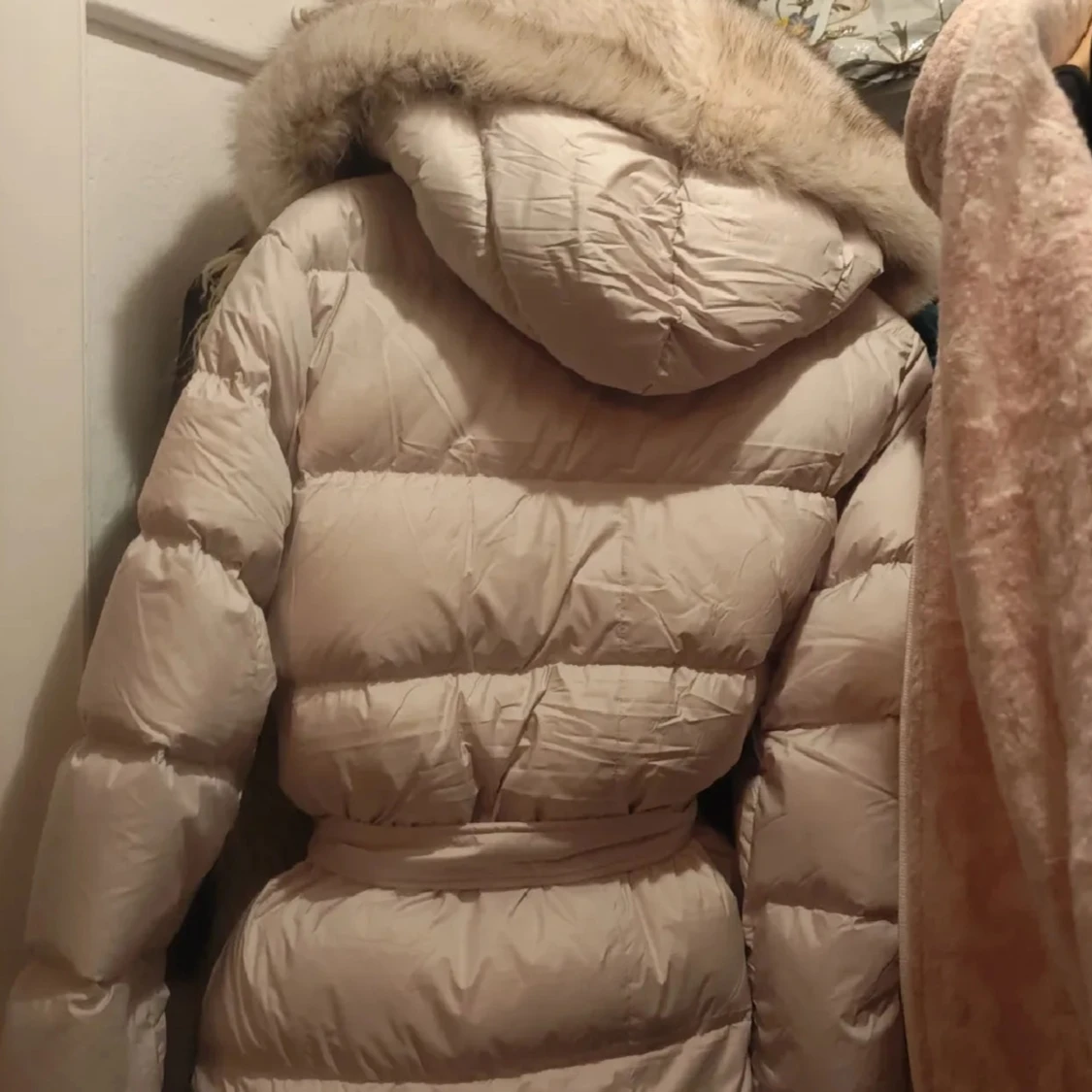  Beige dunjacka med pälsdetaljer från Fur Stockholm - 2