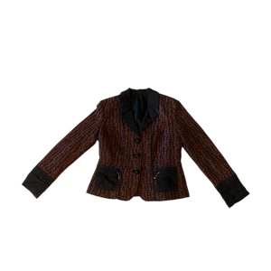 Mönstrad kavaj med dragkedjor - Snygg kavaj i brunt och svart med unikt mönster. Den har långa ärmar och knappar framtill. Två fickor med dragkedjor ger en cool touch. Perfekt för att lyfta din stil!