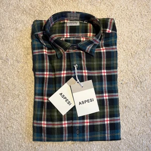 Rutig skjorta från Aspesi - Snygg rutig skjorta från Aspesi i grönt, blått och vitt. Trendig och helt oanvänd med lappen kvar. Pris kan diskuteras!