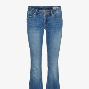 Blå bootcut jeans - Snygga blå bootcut jeans med klassisk femficksdesign och knappgylf. Storleken på jeansen är S/34. Jag är 177 cm och dem sitter bra i midjan och längden.
