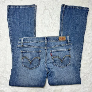 Lågmidjade bootcut jeans Levis too superlow - Levis jeans, modell too superlow. Passar en S. Innerbenslängd: 73 midjemått:39. Köp sker via köp nu, jag postar inom 24h. Kvar tills markerad såld 