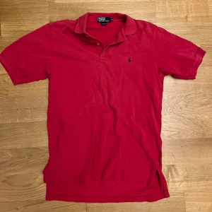 Ralph Lauren Piké - Säljer en klassisk röd pikétröja från Polo Ralph Lauren🐎🇺🇸Skriv om ni har frågor!
