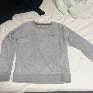 Grå gant tröja - Säljer en denna tröja från GANT i storlek 170 cm som motsvarar xs. Den är väldigt skön och knappast använd. Nypriser va ca 800 om jag minns rätt men kan släppa den för 400 och priset kan diskuteras