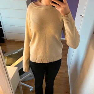 Beige stickad tröja - Säljer denna stickade tröja från VILA, nypris 349kr. Inga defekter förutom lite nopprig och en liten uttöjning vid armbågen. 
