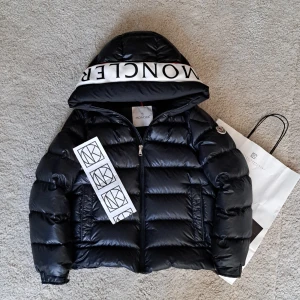 Moncler Jacka - Hejsan!🙌🏽 Nu säljer jag denna skit snygga moncler jacka för endast 2399kr!🌌 Nypris: 7599kr köpt på Nordiska kompaniet år 2022-09-19. Mycket bra skick med inga skador som jag vet om. den är använd försiktigt. Pris kan nog diskuteras via snabb affär! Storlek Xxs/ 152 men passar mig som är 160cm. Självklart äkta!✅️Obs! Kvitto och jacka medföljer inte nk påse✌🏼