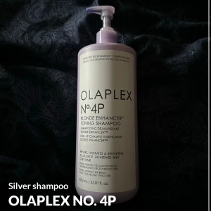 Silver shampoo OLAPLEX NO. 4P - Silver shampoo från OLAPLEX, No. 4P Blonde Enhancer Toning Shampoo. Förbättrar och ljusar upp blont och grått hår. Flaska med pump, används fåtal gånger innehåller 600ml. 