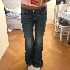 Weekday Nova jeans  - Innerbenslängd:80 , andra mått ser ni på bilderna! Kom privat om ni undrar något💗😊