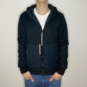 Cardigan herr  - Cardigan herr | Skick: 10/10 (HELT NY) | Storlek S | Pris - 1199 | Tags sitter kvar | Fraktar via Postnord eller Instabox på köparens bekostnad | Hör av dig vid minsta fråga eller fundering!