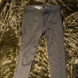 Svarta leggings från Freddy - Snygga svarta leggings från Freddy med WR.UP design