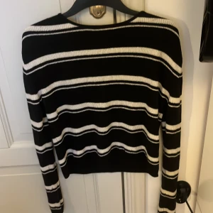 Svart & vit randig kofta - Bekväm stickar vit och svart randig tröja inte så använd. Skön att ha på sig till våren och är i storlek 170