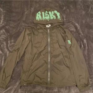Risky windbreaker  - Helt ny Risky Windbreaker. skick 10/10. Vid fler frågor kontakta gärna. Storlek M/S. Färg oliv grön. PERFEKT TILL VÅREN.