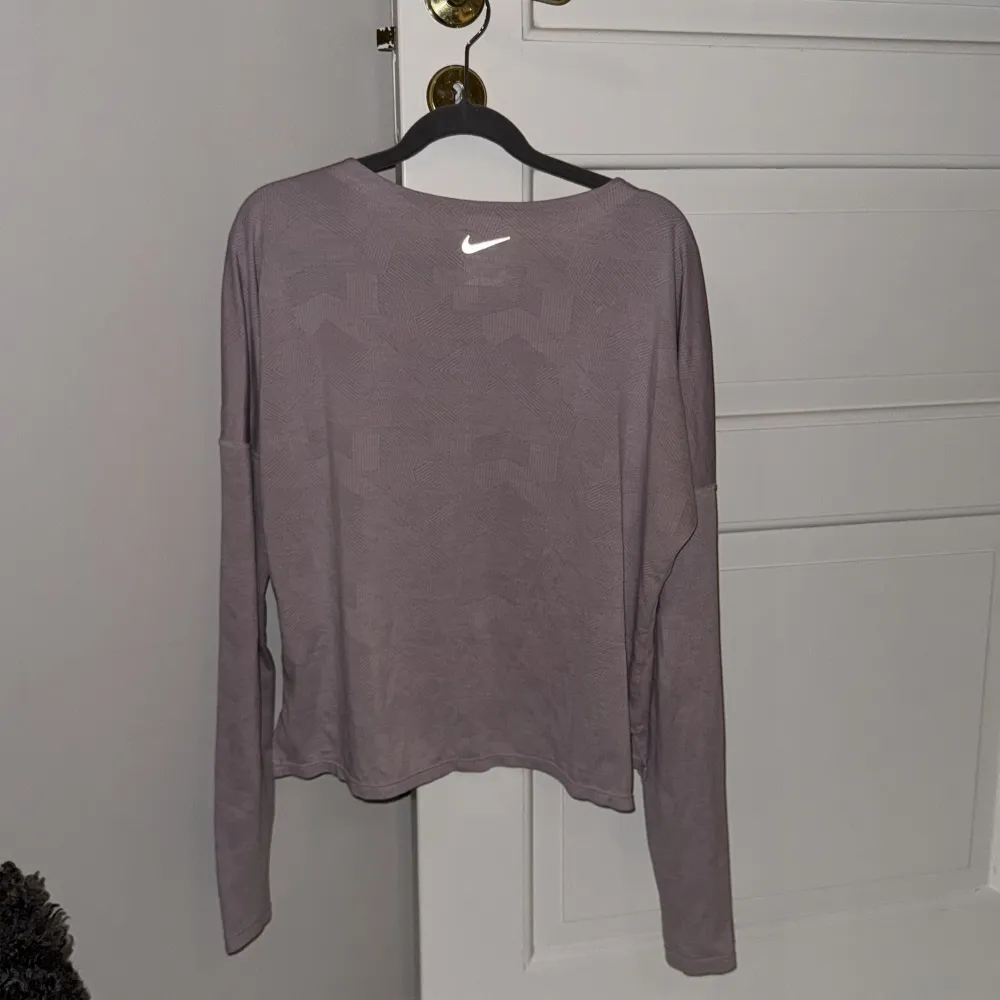 Säljer en ljusrosa tunnare långärmad tröja från Nike med Dri-FIT teknologi. Perfekt för träning med sin bekväma passform och stilrena design. Tröjan har en diskret mönstring och Nike-logga på bröstet💗🏃♀️➡️. Sportswear.