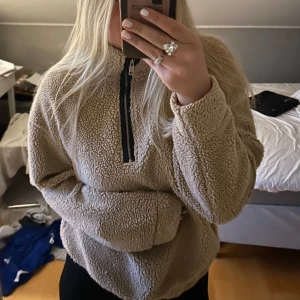 Teddy tröja - Snygg och mysig Teddy tröja med half-sipp😍🤩