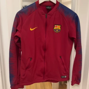 Röd barcelona tröja från Nike - Säljer en röd barcelona tröja från Nike med FC Barcelona-logga på bröstet. Perfekt för fotboll och barcelona fans! 💙❤️