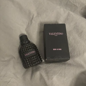  Valentino Parfym - En jätte god doftad valentino parfym. Born in roma. Den är aldrig använd. 