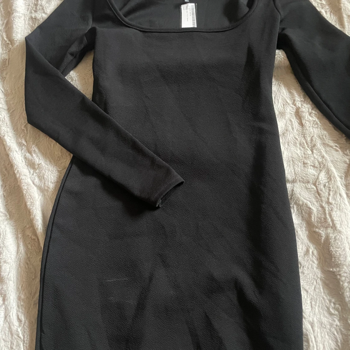 Svart klänning med fyrkantig hals från Boohoo