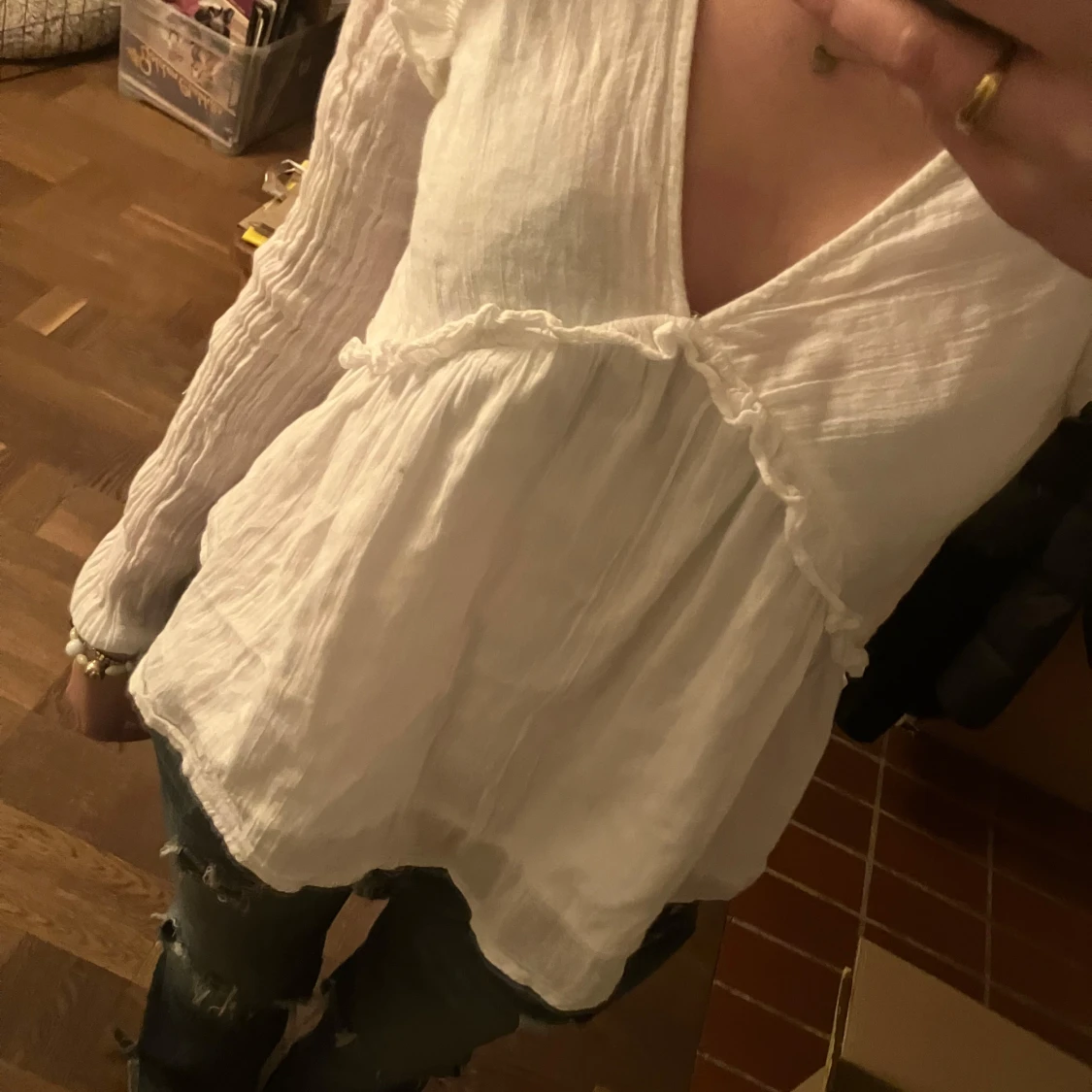 Vit blus med volangdetaljer