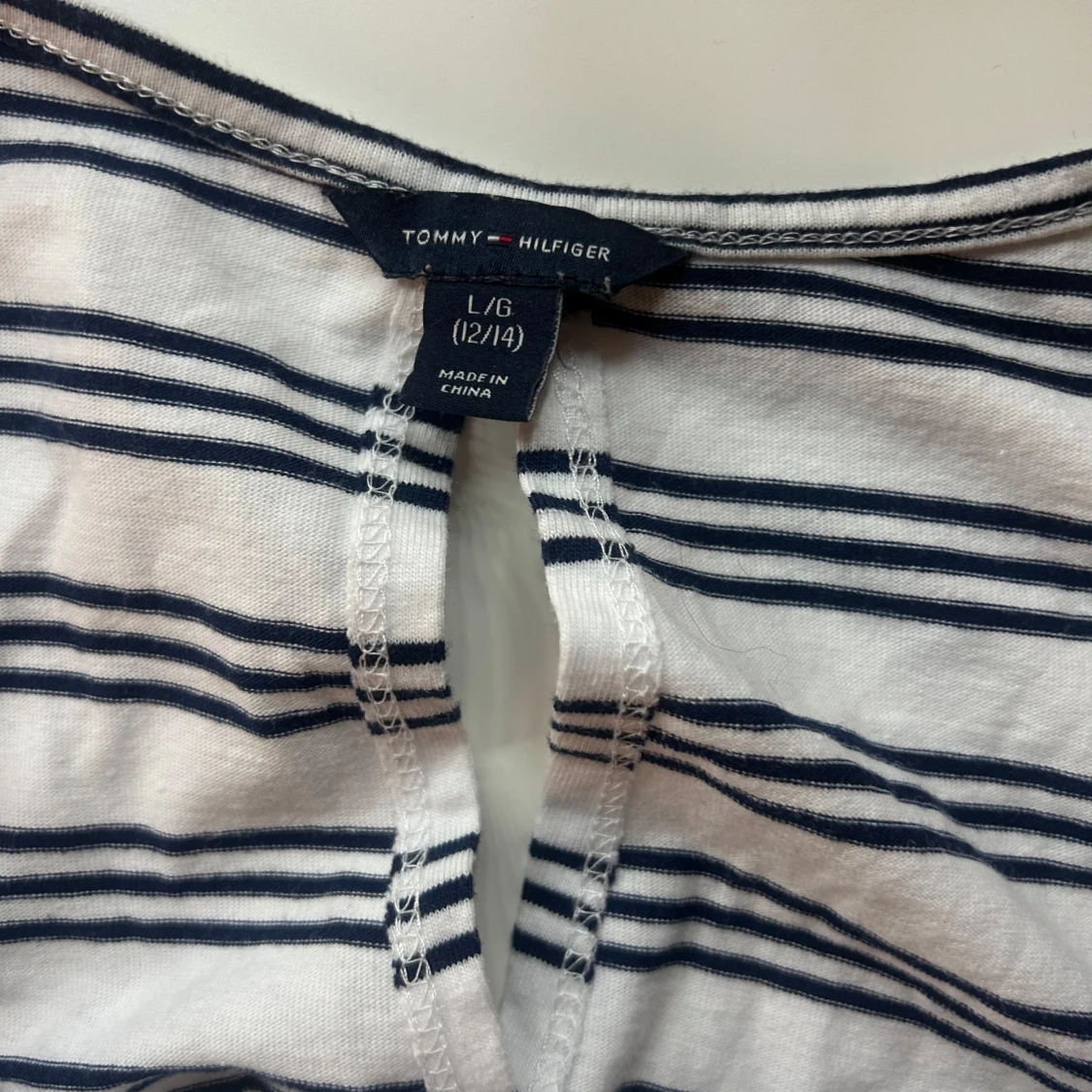 Vit/marinblå randig Tommy Hilfiger klänning - 1