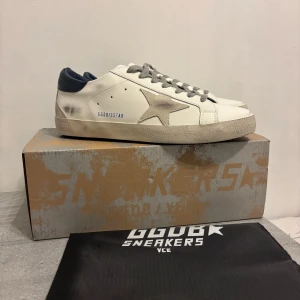 Golden Goose skor - Pris kan diskuteras!!!! Säljer nu mina golden goose då de var för små, kommer med allt original och är helt nya, endast 2 gånger! Storlek 43. Extremt efterfraktade och svåra att finna i denna färg samt skick. Perfekta för våren & sommaren☀️Skriv vid intresse!!