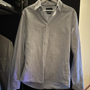 Randig Skjorta  - Riktig snygg randig skjorta från Bondelid! Modellen i bilden är 180cm och väger 60kg.